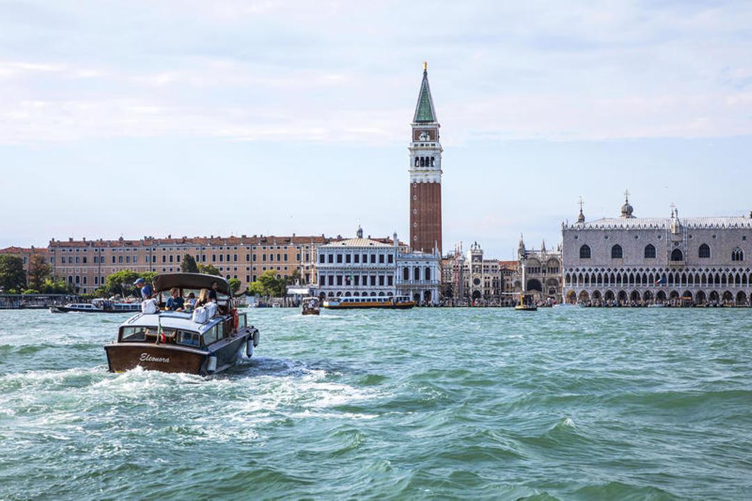Venedig: Der Dogenpalast und der Glockenturm von San Marco vom Canale Grande aus gesehen